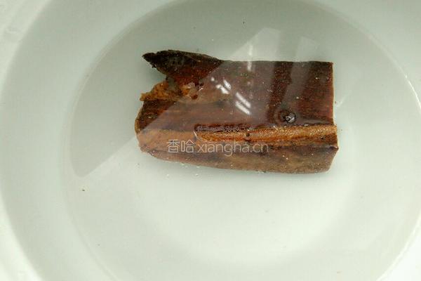 腊肉炒茭白的做法图解1