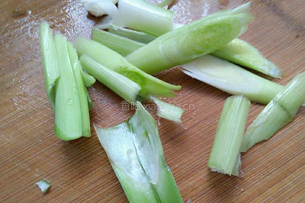 腊肉炒茭白的做法图解3