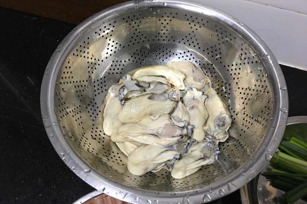 胡椒煲鲜蚝的做法图解1