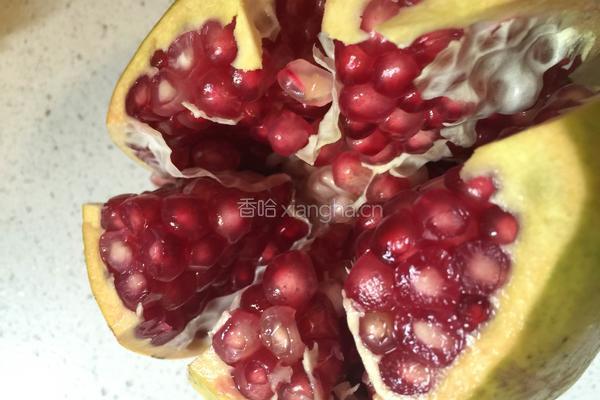 巧剥石榴的做法图解4