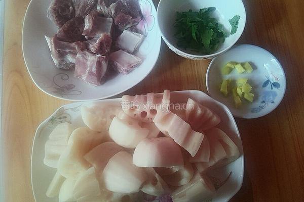 排骨炖莲藕汤的做法图解1