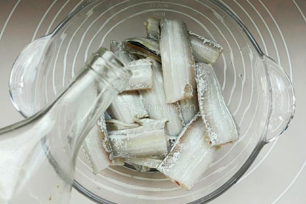 脆皮干炸带鱼的做法图解1
