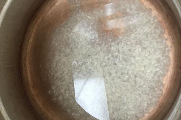 皮蛋火腿粥的做法图解2