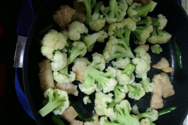 五花肉炒野菜花的做法图解3