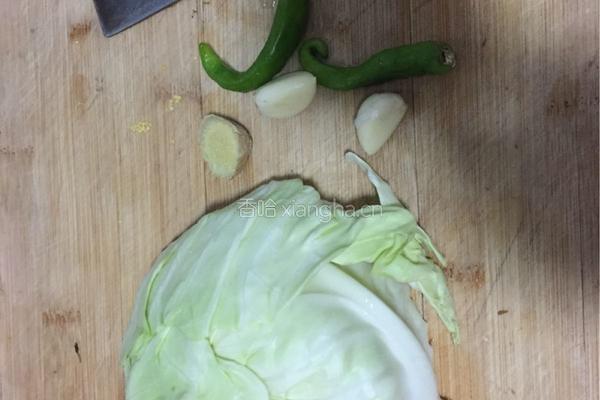 蒜蓉辣酱炒大头菜的做法图解1