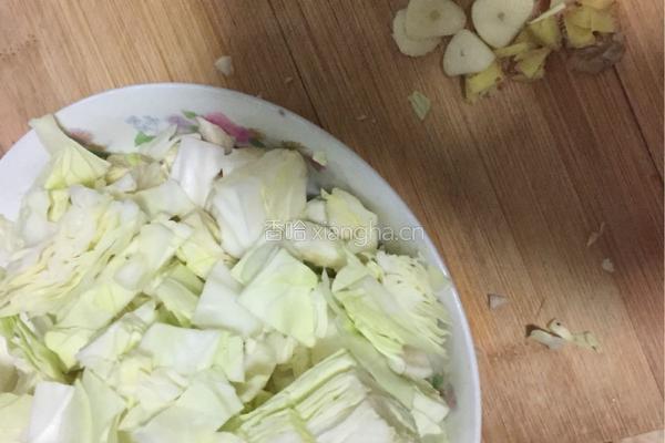 蒜蓉辣酱炒大头菜的做法图解2