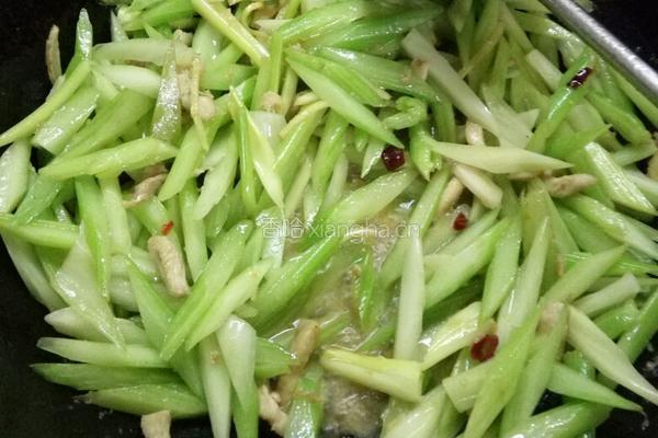 芹菜炒肉丁的做法图解3