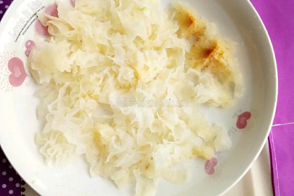 雪梨银耳汤的做法图解2