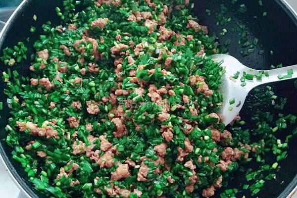 猪肉韭菜手工饺子的做法图解7