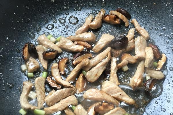 香菇瘦肉炒河粉的做法图解5