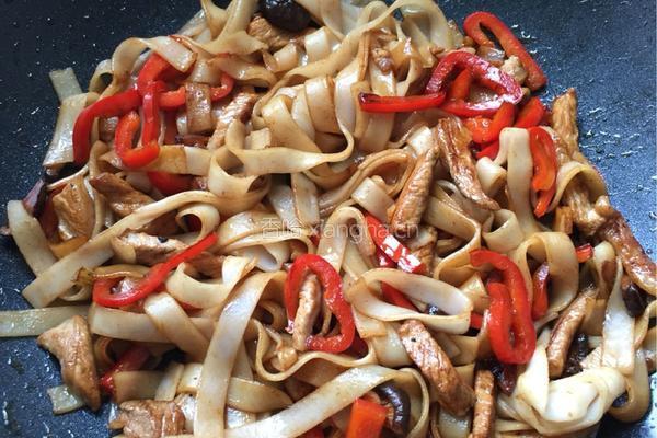 香菇瘦肉炒河粉的做法图解8