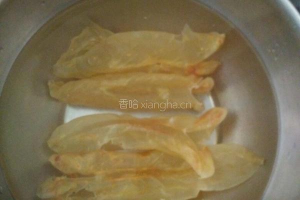 牛奶炖花胶的做法图解1