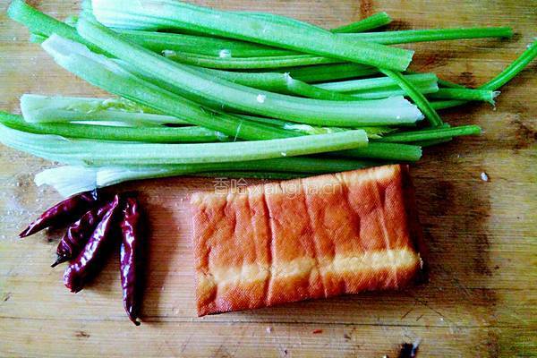 芹菜炒熏干的做法图解1