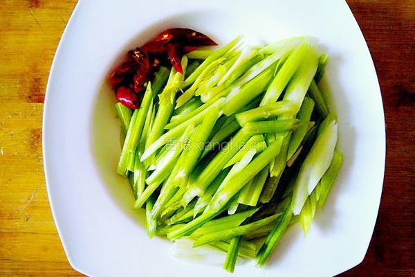 芹菜炒熏干的做法图解2