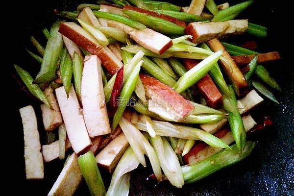 芹菜炒熏干的做法图解5
