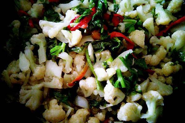 芹菜叶炒菜花的做法图解6