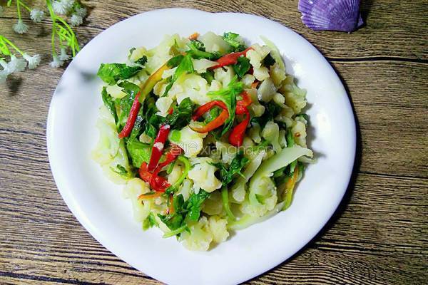 芹菜叶炒菜花的做法图解7