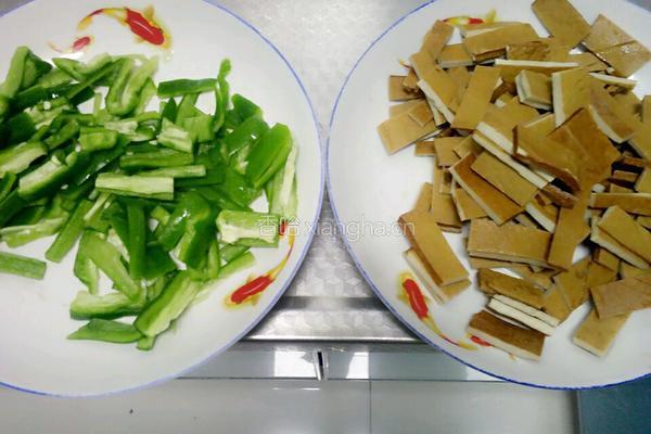 青椒炒豆干的做法图解1