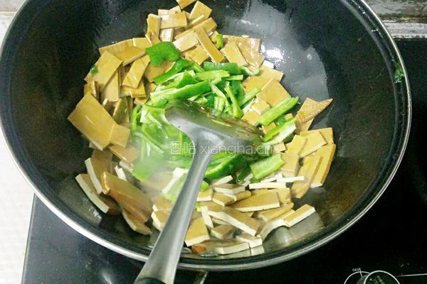 青椒炒豆干的做法图解3