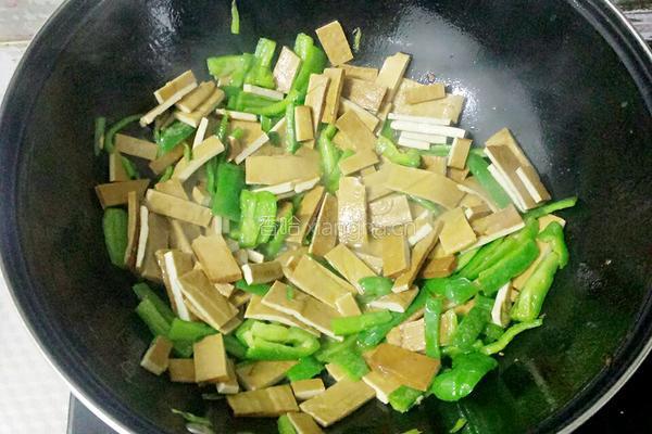 青椒炒豆干的做法图解4