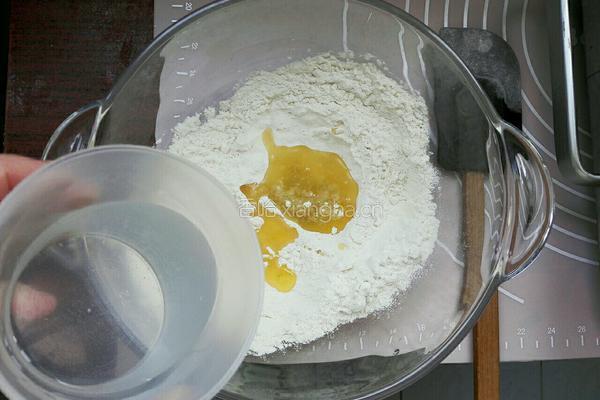 豆沙扭扭酥的做法图解3