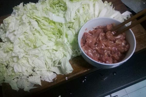 白菜炒肉丝的做法图解1