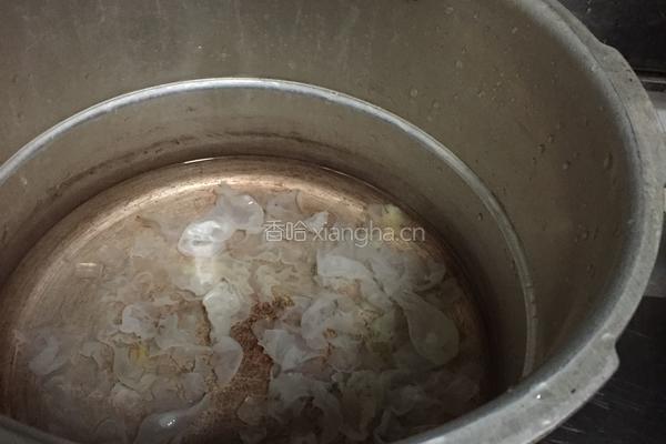 冰糖雪梨银耳羹的做法图解3