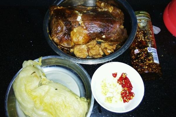 酸菜炖肘子的做法图解1