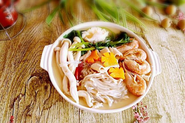菌菇海鲜火锅鸡蛋面的做法图解1