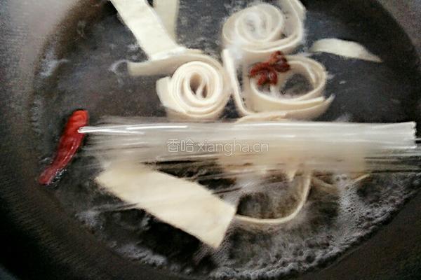 菌菇海鲜火锅鸡蛋面的做法图解6