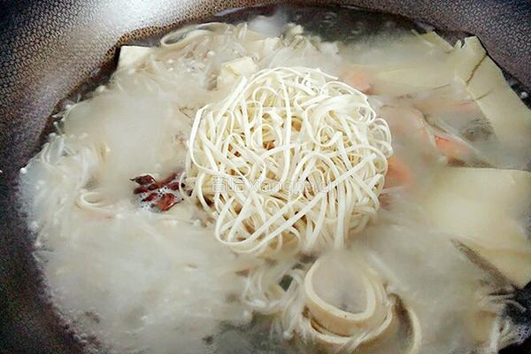菌菇海鲜火锅鸡蛋面的做法图解7