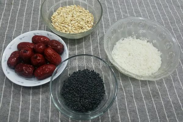 红枣燕麦黑米粥的做法图解1