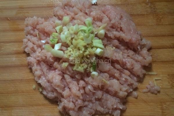 鸡肉丸子炖小白菜的做法图解1