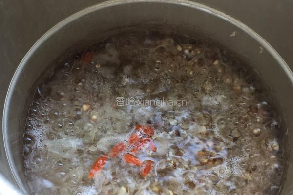 芡实枸杞银耳羹的做法图解3