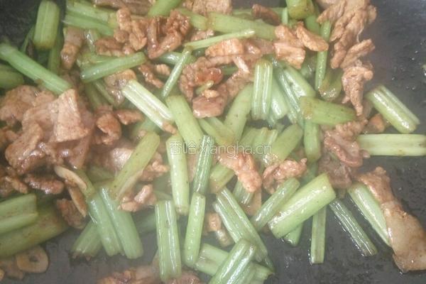 芹菜炒肉的做法图解13