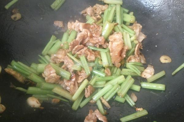 芹菜炒肉的做法图解11