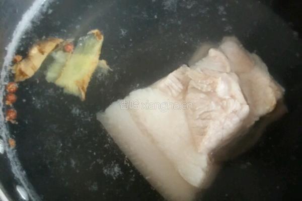 蒜苗回锅肉的做法图解1