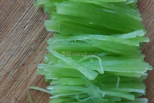 凉拌莴笋的做法图解2