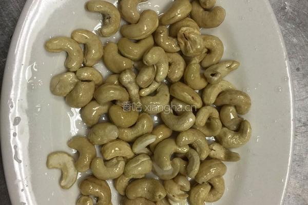 香酥腰果的做法图解1