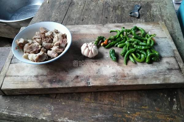辣椒炒筒子骨肉的做法图解1