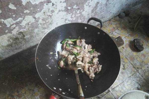 辣椒炒筒子骨肉的做法图解4