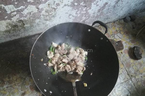 辣椒炒筒子骨肉的做法图解5