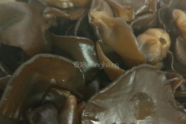 黑木耳炒肉片的做法图解1