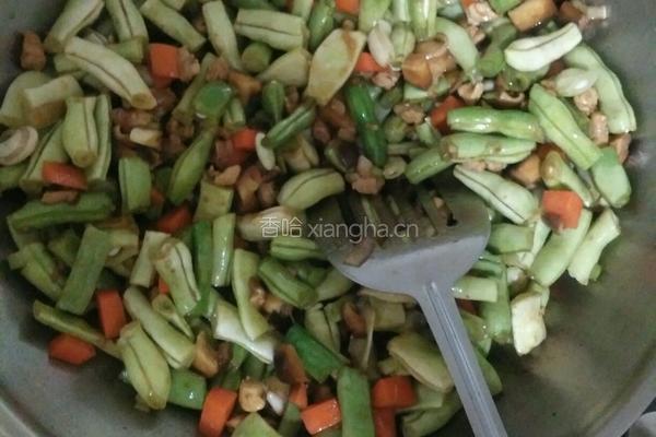 香菇豆角肉丁塌锅的做法图解5