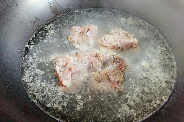 清炖脊骨酸菜的做法图解5