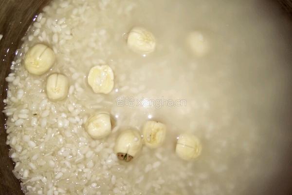 莲子紫薯栗子粥的做法图解1