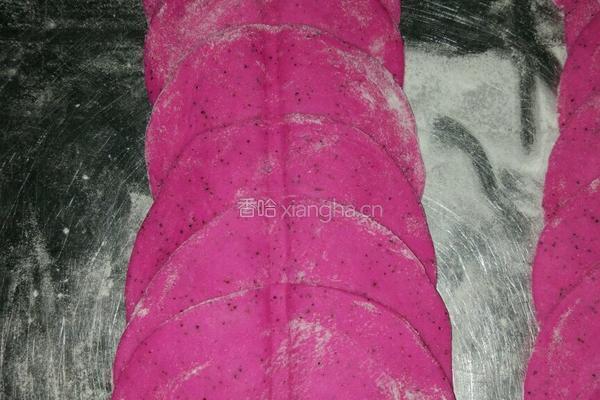火龙果玫瑰花卷的做法图解3