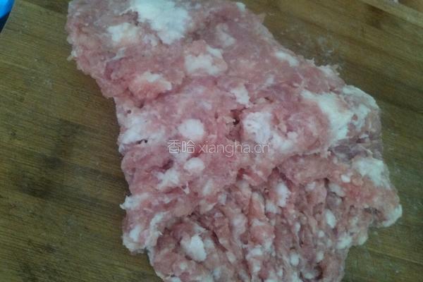 猪肉虾锅贴的做法图解1