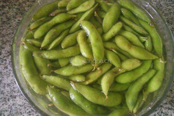 酸辣毛豆的做法图解1