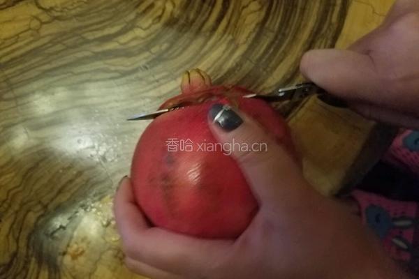 石榴速剥的做法图解1